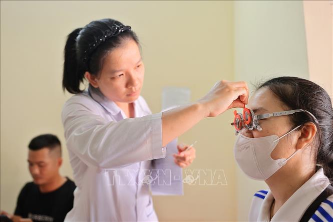 Trung tâm y tế Thuỷ Nguyên phối hợp với phường Lưu Kiếm tổ chức khám sức khoẻ định kỳ miễn phí cho người dân tại điểm y tế Liên Khê. Ảnh: Minh Quyết - TTXVN