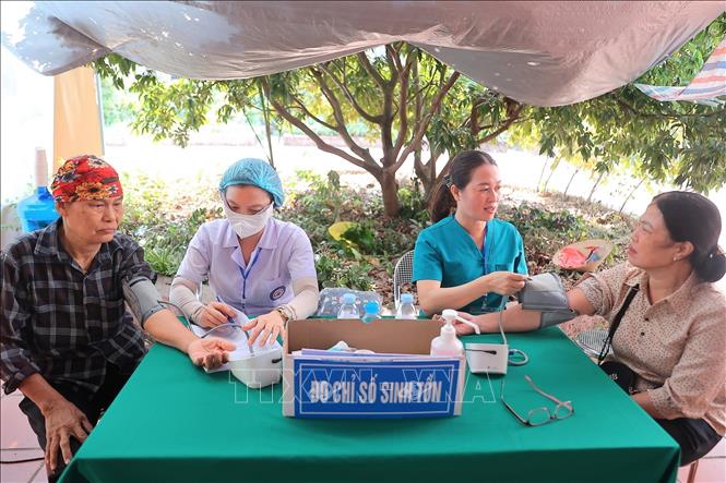 Khu vực đo huyết áp tại điểm khám sức khoẻ định kỳ miễn phí cho người dân phường Lưu Kiếm (Hải Phòng). Ảnh: Minh Quyết - TTXVN
