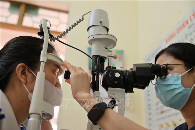Khu vực khám mắt tại điểm khám sức khoẻ định kỳ miễn phí cho người dân phường Lưu Kiếm (Hải Phòng). Ảnh: Minh Quyết - TTXVN
