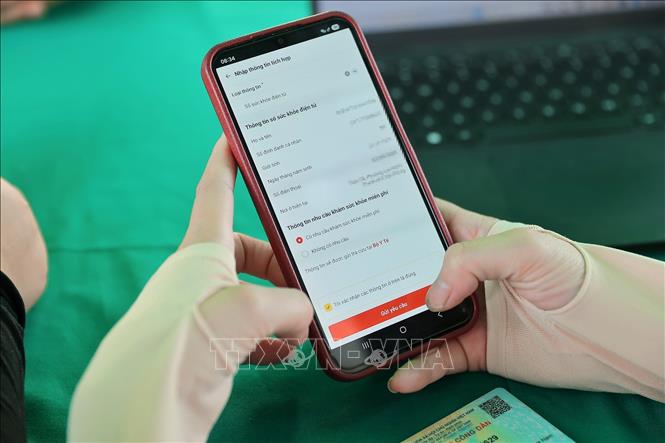 Khu vực hỗ trợ người dân tích hợp Sổ sức khỏe điện tử trên ứng dụng VneID tại điểm khám sức khoẻ phường Lưu Kiếm (Hải Phòng). Ảnh: Minh Quyết - TTXVN