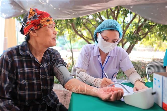 Khu vực đo huyết áp tại điểm khám sức khoẻ định kỳ miễn phí cho người dân phường Lưu Kiếm (Hải Phòng). Ảnh: Minh Quyết - TTXVN
