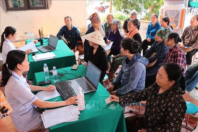 Người dân phường Lưu Kiếm (Hải Phòng) đăng ký khám sức khoẻ định kỳ tại điểm y tế Liên Khê. Ảnh: Minh Quyết - TTXVN
