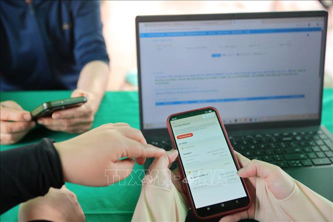 Khu vực hỗ trợ người dân tích hợp Sổ sức khỏe điện tử trên ứng dụng VneID tại điểm khám sức khoẻ phường Lưu Kiếm (Hải Phòng). Ảnh: Minh Quyết - TTXVN