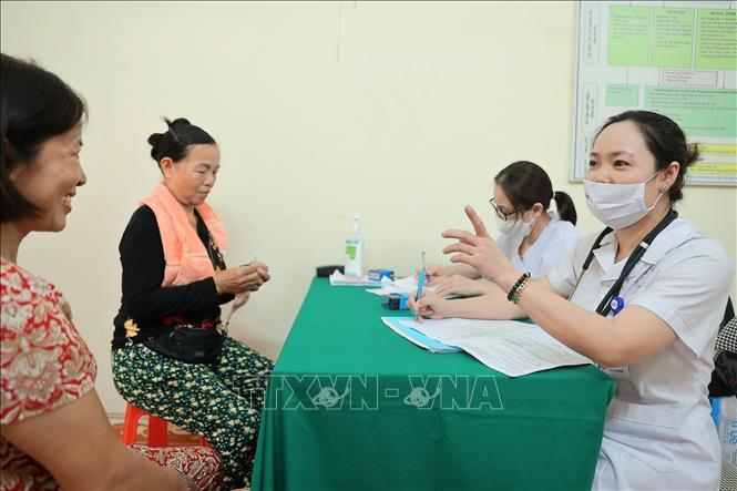 Khu vực khám, tư vấn cho người dân đến khám sức khoẻ định kỳ phường Lưu Kiếm (Hải Phòng). Ảnh: Minh Quyết - TTXVN