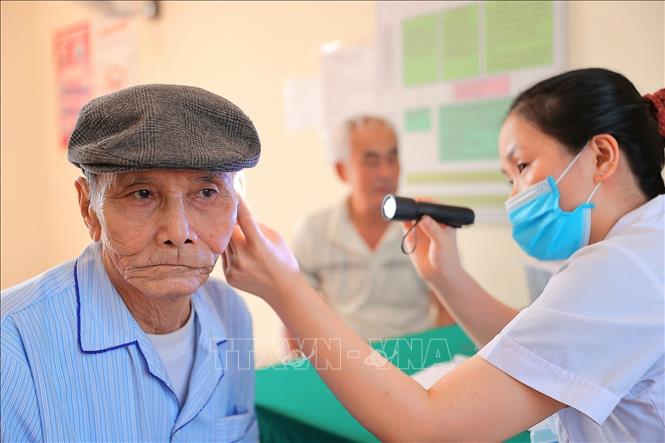 Khu vực khám, tư vấn cho người dân đến khám sức khoẻ định kỳ phường Lưu Kiếm (Hải Phòng). Ảnh: Minh Quyết - TTXVN