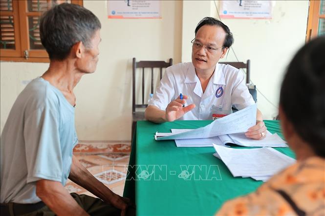 Khu vực khám, tư vấn cho người dân đến khám sức khoẻ định kỳ phường Lưu Kiếm (Hải Phòng). Ảnh: Minh Quyết - TTXVN