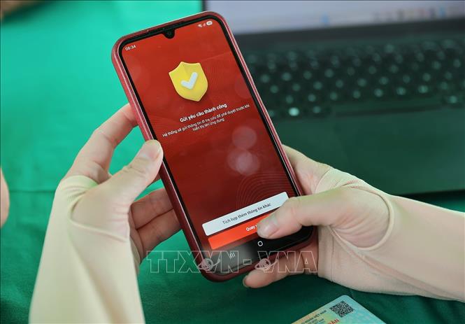 Khu vực hỗ trợ người dân tích hợp Sổ sức khỏe điện tử trên ứng dụng VneID tại điểm khám sức khoẻ phường Lưu Kiếm (Hải Phòng). Ảnh: Minh Quyết - TTXVN