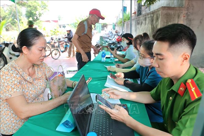 Khu vực hỗ trợ người dân tích hợp Sổ sức khỏe điện tử trên ứng dụng VneID tại điểm khám sức khoẻ phường Lưu Kiếm (Hải Phòng). Ảnh: Minh Quyết - TTXVN