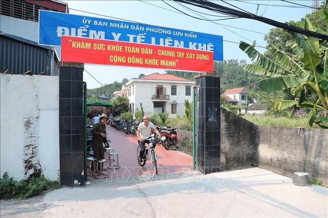 Người dân phường Lưu Kiếm (Hải Phòng) đến khám sức khoẻ định kỳ tại điểm y tế Liên Khê. Ảnh: Minh Quyết - TTXVN