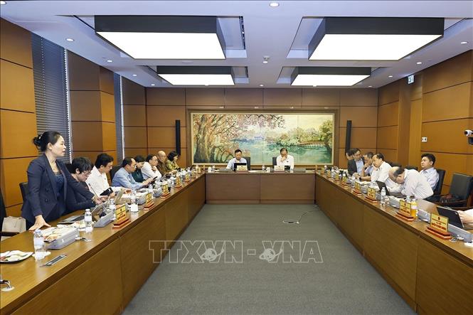 Đoàn đại biểu Quốc hội TP Hà Nội thảo luận ở tổ. Ảnh: Doãn Tấn - TTXVN