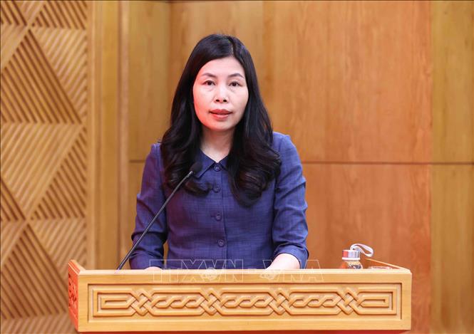Đồng chí Đỗ Thị Trang, Ủy viên Ban Chấp hành Đảng bộ các cơ quan Đảng Trung ương, Phó Bí thư chuyên trách Đảng ủy Thông tấn xã Việt Nam trình bày tham luận. Ảnh: An Đăng - TTXVN