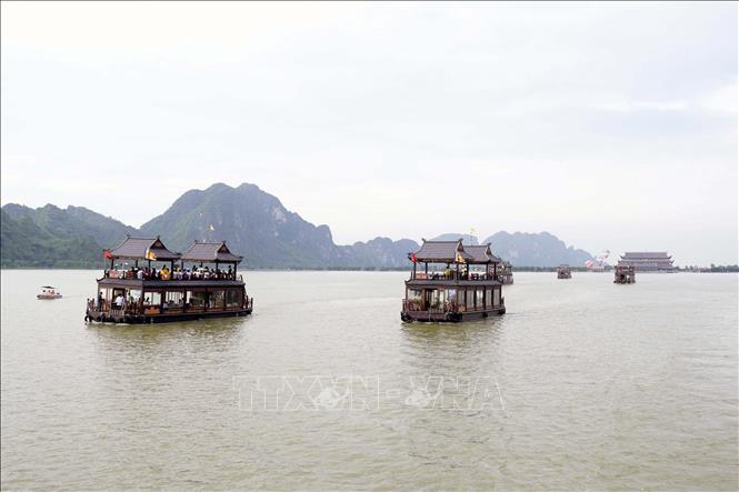 Đoàn đại biểu Tổ chức Giáo dục, Khoa học và Văn hóa Liên hợp quốc (UNESCO) khảo sát Quần thể danh thắng Tam Chúc bên lề Hội nghị Đối thoại châu Á - Thái Bình Dương về Di sản và tính xác thực. Ảnh: Đại Nghĩa - TTXVN