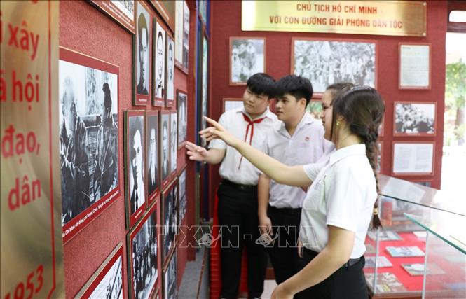 Học sinh tìm hiểu cuộc đời và sự nghiệp của Bác Hồ tại Di tích cấp tỉnh Phủ thờ Hồ Chủ tịch ở xã Thanh Hưng, tỉnh Đồng Tháp. Ảnh: Hữu Chí - TTXVN