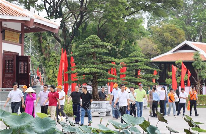 Khách tham quan Khu di tích quốc gia đặc biệt Nguyễn Sinh Sắc tại phường Cao Lãnh, tỉnh Đồng Tháp. Ảnh: Hữu Chí - TTXVN