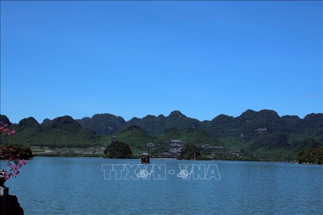Quần thể danh thắng Tam Chúc. Ảnh: Đại Nghĩa - TTXVN
