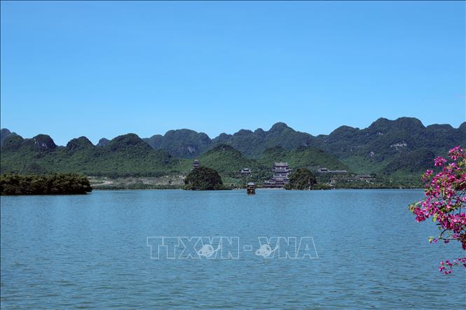 Quần thể danh thắng Tam Chúc. Ảnh: Đại Nghĩa - TTXVN