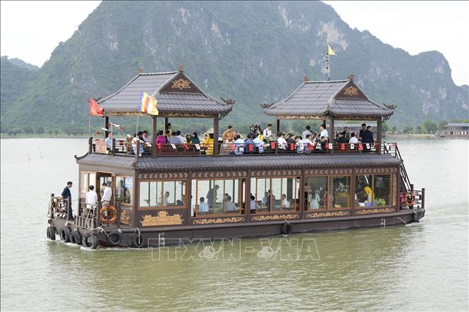 Đoàn đại biểu Tổ chức Giáo dục, Khoa học và Văn hóa Liên hợp quốc (UNESCO) khảo sát Quần thể danh thắng Tam Chúc bên lề Hội nghị Đối thoại châu Á - Thái Bình Dương về Di sản và tính xác thực. Ảnh: Đại Nghĩa - TTXVN