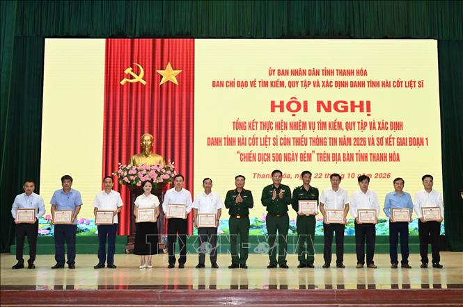 Các tập thể, cá nhận nhận Giấy khen của Bộ Chỉ huy Quân sự tỉnh Thanh Hóa. Ảnh: Khiếu Tư - TTXVN