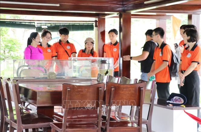 Khách tham quan mô hình nhà sàn của Bác Hồ tại Khu di tích quốc gia đặc biệt Nguyễn Sinh Sắc tại phường Cao Lãnh, tỉnh Đồng Tháp. Ảnh: Hữu Chí - TTXVN