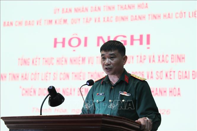 Thượng tá Lê Hữu Tuấn, Đội trưởng Đội Quy tập hài cốt liệt sĩ thuộc Bộ Chỉ huy Quân sự tỉnh Thanh Hóa, phát biểu tham luận tại hội nghị. Ảnh: Khiếu Tư - TTXVN