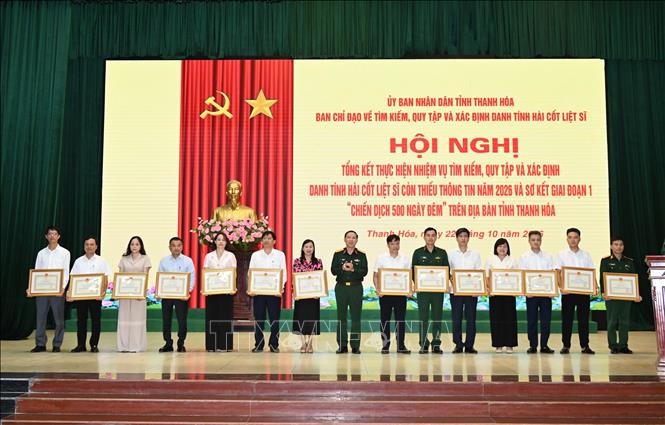 Các cá nhân thực hiện chiến dịch 500 ngày đêm nhận Bằng khen của Chủ tịch UBND tỉnh Thanh Hóa. Ảnh: Khiếu Tư - TTXVN