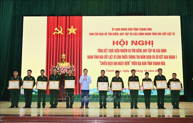 Các tập thể, cá nhận nhận Bằng khen của Chủ tịch UBND tỉnh Thanh Hóa. Ảnh: Khiếu Tư - TTXVN
