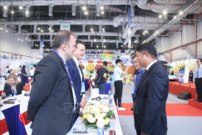Đại diện Sở Công thương Tp. Hồ Chí Minh gặp gỡ các đối tác quốc tế trước thềm diễn đàn. Ảnh: Hương Giang - TTXVN