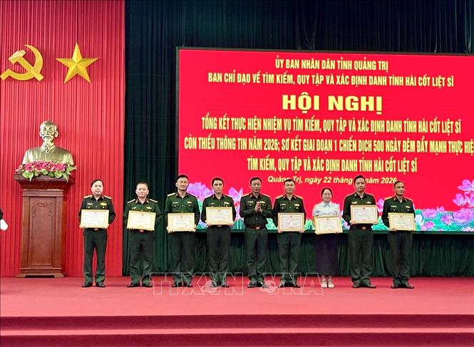 Các cá nhân có thành tích xuất sắc trong công tác tìm kiếm, quy tập và xác định danh tính hài cốt liệt sĩ vinh dự nhận Bằng khen của Chủ tịch UBND tỉnh Quảng Trị. Ảnh: Võ Dung - TTXVN