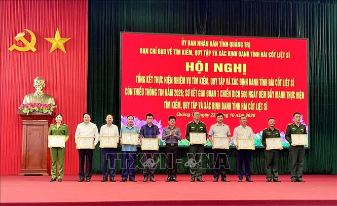 Đồng chí Lê Văn Bảo, Phó Chủ tịch UBND tỉnh, Trưởng Ban Chỉ đạo tỉnh, trao Bằng khen cho các tập thể có thành tích xuất sắc trong công tác tìm kiếm, quy tập và xác định danh tính hài cốt liệt sĩ. Ảnh: Võ Dung - TTXVN