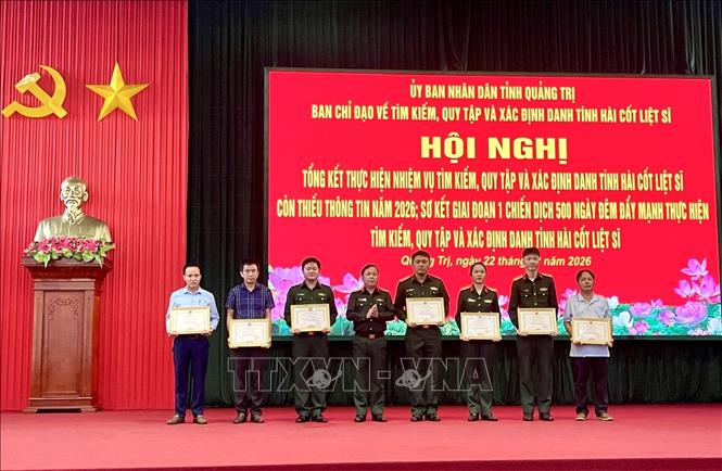 20 cá nhân có thành tích xuất sắc trong công tác tìm kiếm, quy tập và xác định danh tính hài cốt liệt sĩ vinh dự nhận Bằng khen của Chủ tịch UBND tỉnh Quảng Trị. Ảnh: Võ Dung - TTXVN