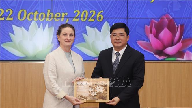 Ông Nguyễn Tuấn Anh, Phó Bí thư Thành ủy Cần Thơ, tặng quà lưu niệm cho đại diện đoàn. Ảnh: Nguyễn Hằng - TTXVN