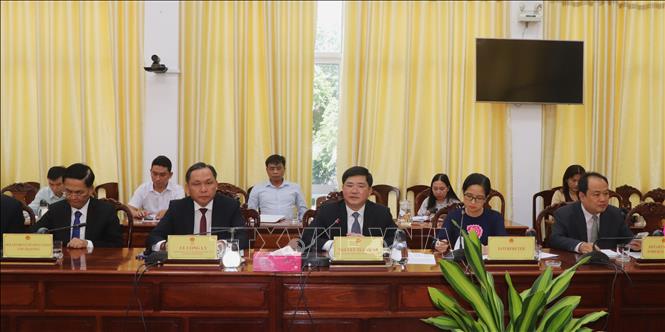 Lãnh đạo Thành ủy, UBND và các sở, ngành tiếp đoàn. Ảnh: Nguyễn Hằng - TTXVN