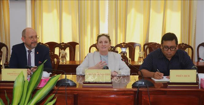 Bà Bà Caroline Bereford, Đại sứ New Zealand tại Việt Nam, trao đổi cùng lãnh đạo thành phố. Ảnh: Nguyễn Hằng - TTXVN