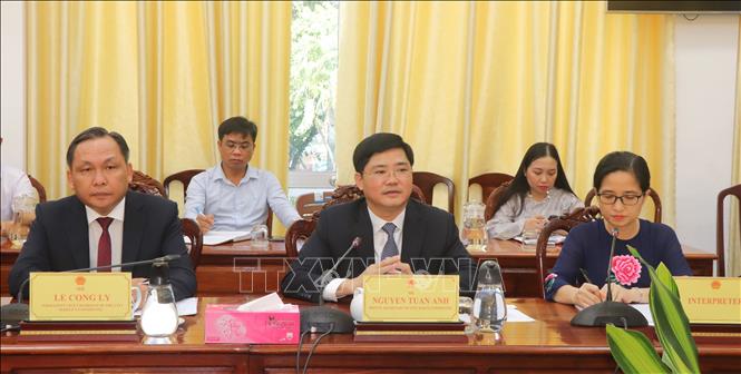 Ông Nguyễn Tuấn Anh, Phó Bí thư Thành ủy Cần Thơ, trao đổi với đoàn công tác. Ảnh: Nguyễn Hằng - TTXVN
