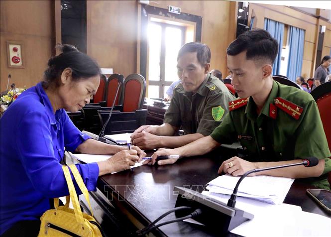 Thân nhân liệt sĩ ký nhận sau khi hoàn thành lấy mẫu sinh phẩm ADN. Ảnh: Hoàng Hùng - TTXVN