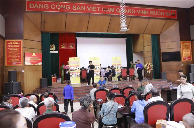 Quang cảnh buổi thu mẫu ADN thân nhân liệt sĩ chưa xác định được danh tính tại xã Tam Sơn, tỉnh Phú Thọ. Ảnh: Hoàng Hùng - TTXVN