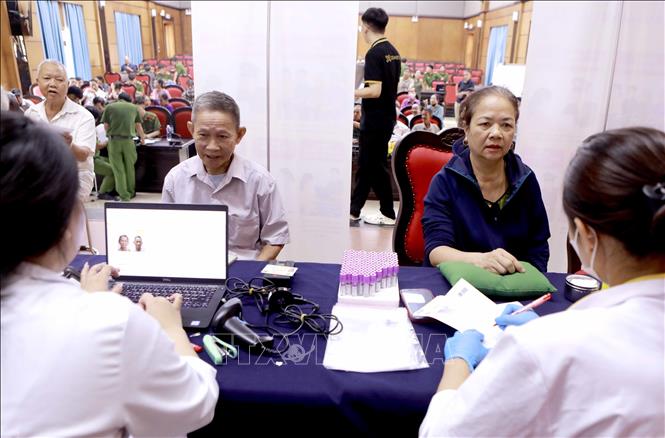 Bàn xác thực thông tin thân nhân liệt sĩ phục vụ công tác thu mẫu ADN xác định danh tính liệt sĩ. Ảnh: Hoàng Hùng - TTXVN