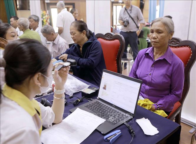 Kĩ thuật viên thực hiện xác thực, tiếp nhận và đối chiếu thông tin thân nhân liệt sĩ phục vụ công tác thu mẫu ADN xác định danh tính liệt sĩ. Ảnh: Hoàng Hùng - TTXVN