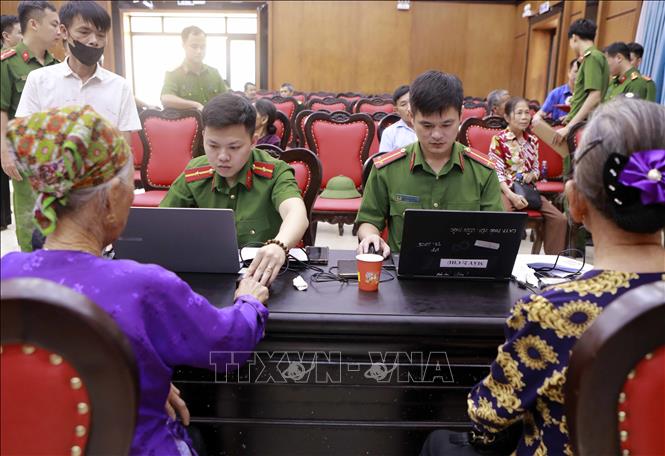 Lực lượng Công an lấy dấu vân tay thân nhân liệt sĩ phục vụ công tác xác thực thông tin, xác định danh tính liệt sĩ. Ảnh: Hoàng Hùng - TTXVN