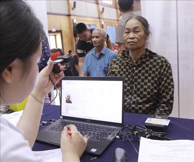 Thân nhân liệt sĩ được hướng dẫn thực hiện các bước xác thực thông tin trước khi lấy mẫu ADN. Ảnh: Hoàng Hùng - TTXVN