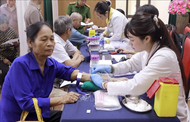 Kỹ thuật viên lấy mẫu máu thân nhân liệt sĩ phục vụ xét nghiệm ADN, xác định danh tính hài cốt liệt sĩ. Ảnh: Hoàng Hùng - TTXVN