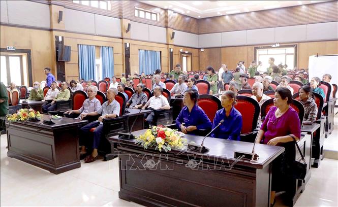 Thân nhân liệt sĩ ngồi chờ đến lượt lấy mẫu ADN tại hội trường xã Tam Sơn, tỉnh Phú Thọ. Ảnh: Hoàng Hùng - TTXVN