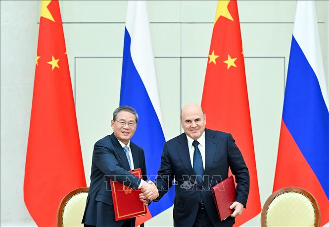 Thủ tướng Nga Mikhail Mishustin và Thủ tướng Trung Quốc Lý Cường tại cuộc hội đàm ở St. Petersburg ngày 21/10/2026. Ảnh: THX/TTXVN phát