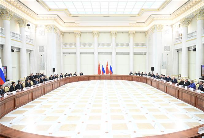 Thủ tướng Nga Mikhail Mishustin và Thủ tướng Trung Quốc Lý Cường tại cuộc hội đàm ở St. Petersburg ngày 21/10/2026. Ảnh: THX/TTXVN phát