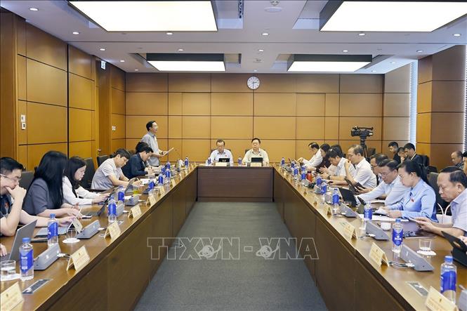 Đoàn đại biểu Quốc hội các tỉnh Hưng Yên và Tây Ninh thảo luận ở tổ. Ảnh; Doãn Tấn - TTXVN
