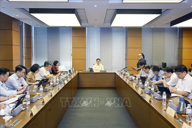 Đoàn đại biểu Quốc hội thành phố Huế và tỉnh Ninh Bình thảo luận ở tổ. Ảnh; Doãn Tấn - TTXVN