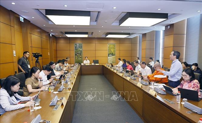 Đoàn đại biểu Quốc hội thành phố Cần Thơ và tỉnh Tuyên Quang thảo luận ở tổ. Ảnh; Doãn Tấn - TTXVN