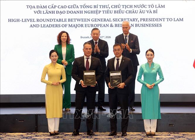 Tổng Bí thư, Chủ tịch nước Tô Lâm chứng kiến trao thoả thuận hợp tác giữa các doanh nghiệp. Ảnh: Thống Nhất – TTXVN