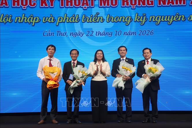 Lãnh đạo thành phố Cần Thơ tặng hoa cho các báo cáo viên. Ảnh: Thu Hiền - TTXVN
