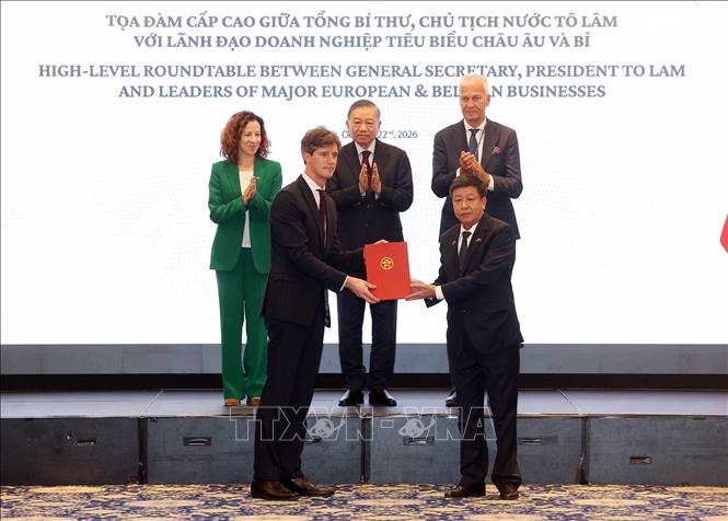 Tổng Bí thư, Chủ tịch nước Tô Lâm chứng kiến trao thoả thuận hợp tác giữa các doanh nghiệp. Ảnh: Thống Nhất – TTXVN
